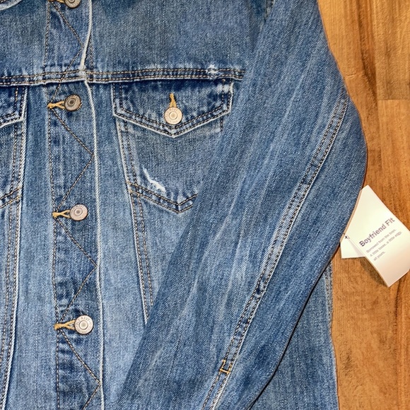 NWT Old Navy Boyfriend Fit Jean Denim Jacket with Distressed Holes for Women - Picture 4 of 5